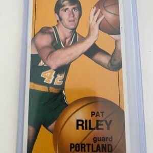 Topps Green and Yellow Basketball Trading Card